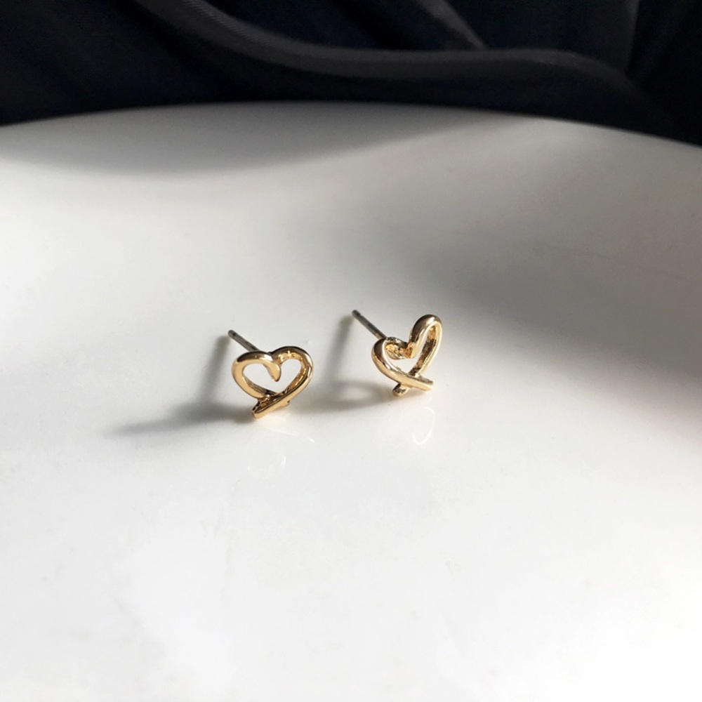 💙Wire Heart Stud Earrings - Picture 7 of 12